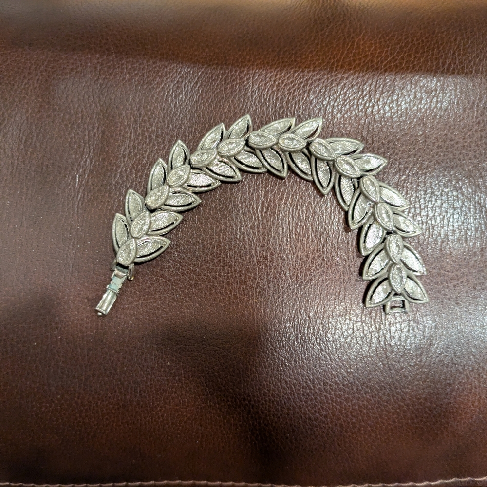 Vintage ART Deco Elegant Silver Tone Leaf Bracelet 7"